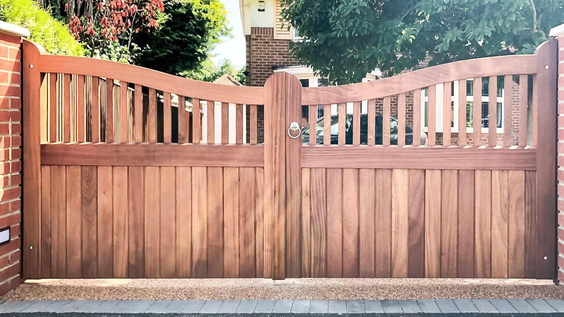 the-sway-wooden-electric-driveway-automation-gates-electric-gates-uk